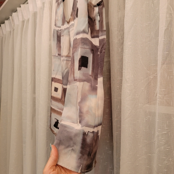 St. John Silk V Neck Blouse Geometric Square Print Pewter Multi Size 12 NWT - Picture 4 of 12